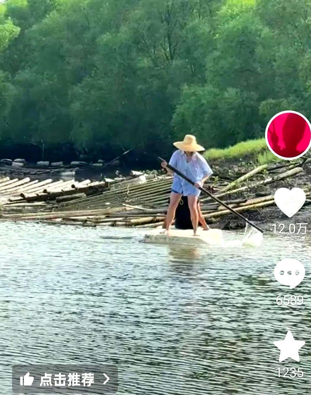 凌晨四点，全红婵光脚站在竹筏上捞鱼。
这个刻在骨子里的自律，让人心疼又佩服。
很