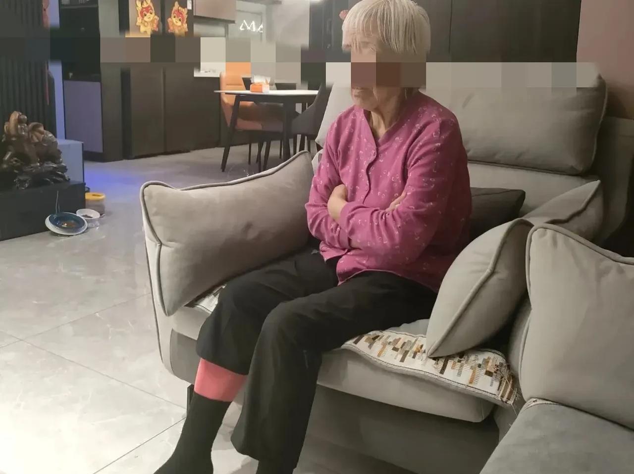 我妈昨天夜里打我电话，让我带哥哥去医院，因为他酒喝多了。
凌晨一点多，看到妈妈电