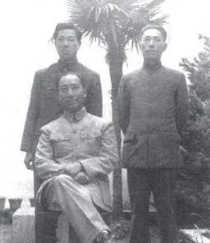 1951年1月，戴笠的儿子戴善武被五花大绑，跪在地上即将被执行死刑。
 
195