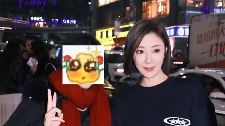 杨怡重庆街头被偶遇：黑衣短发好利落，皮肤红润气色佳！