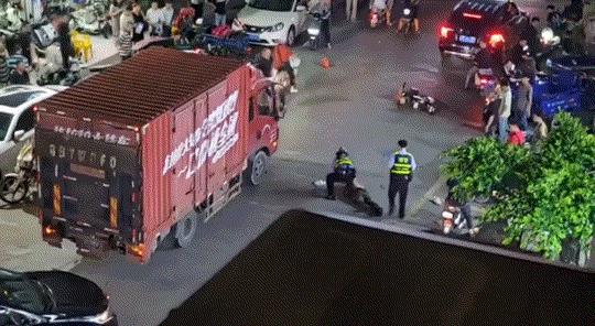 太恶劣了！湖南一街头，一名光膀男子不知何故，突然在大马路上发疯，将一辆行驶中的电