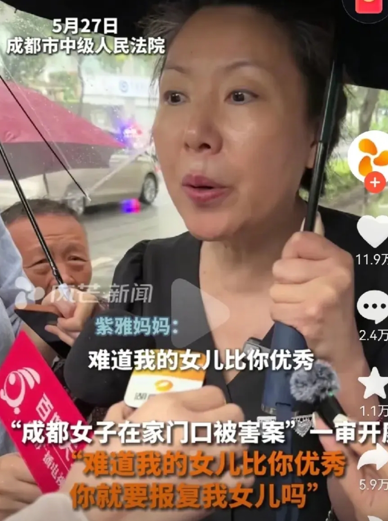 成都海归女孩家门口被杀，给普通人的三个警示：

1️⃣不要太过相信小区保安。
他