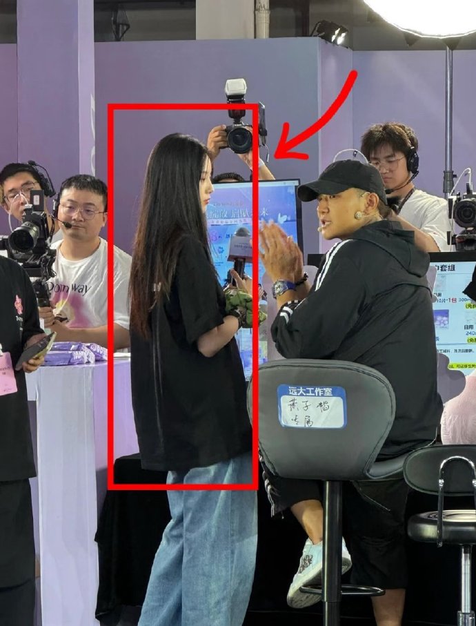 我丢，徐艺洋生图都这么好看吗？怪不得能嫁给娱乐公司老板…
又白又瘦又高，不仔细看