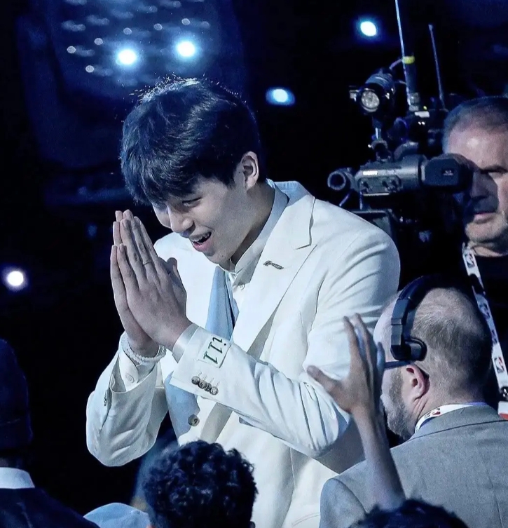 忧虑杨瀚森目前的角色定位
我比较忧虑的一点是，目前开拓者是一个以锋线驱动的炮轰球