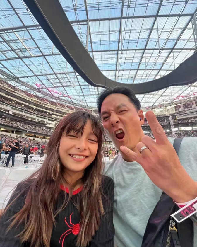 吴彦祖女儿简直就是个外国小孩，虽然像爸爸但没有一点华人的样子