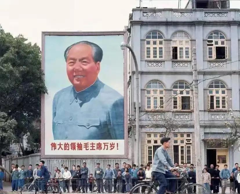 伟大的领袖、伟大的人民、伟大的时代！
领袖一心装着人民、人民衷心热爱领袖、艰苦奋