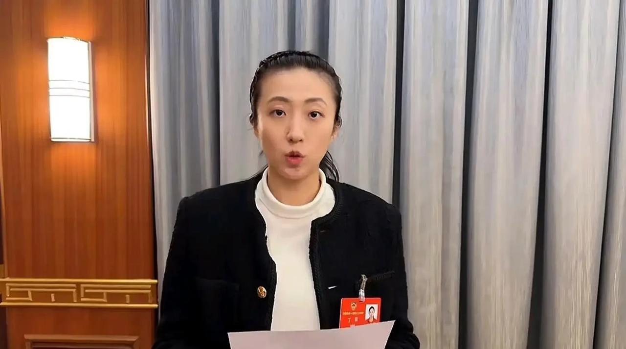 参加完联赛后，丁霞急忙去北京
在女排联赛夺铜后，辽宁女排主力二传丁霞急忙去北京开