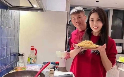陶喆真是再一次证明，娶妻要娶年纪小的，你老了，她还美得赏心悦目。
江佩蓉比陶喆小