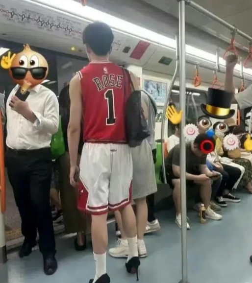 这位小伙，是个什么情况？可要知道这是在地铁上啊。 ?