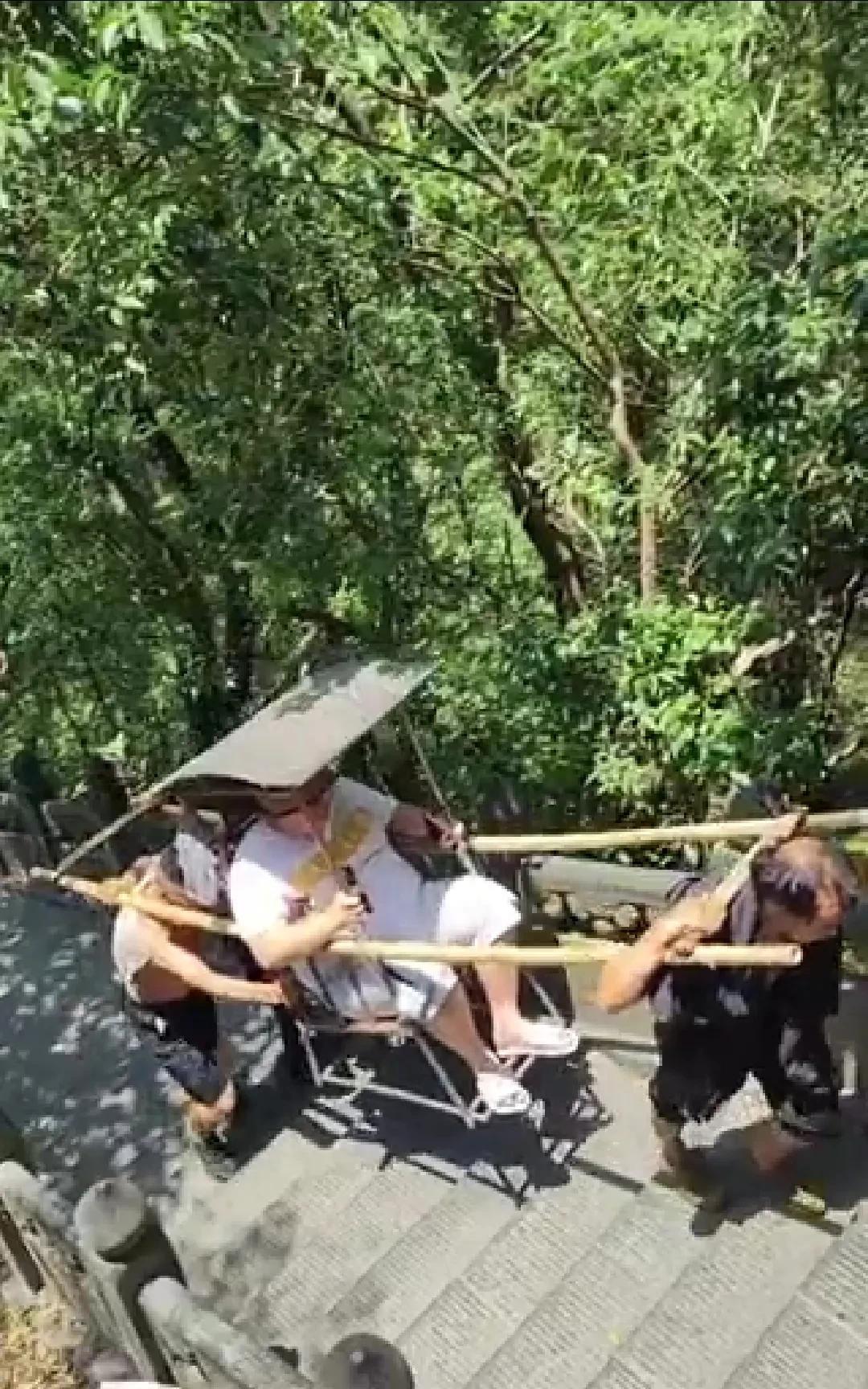 武当山三名轿夫接了个大单！一名“重量级”游客上山，三名轿夫累得一路大喘气。
轿子