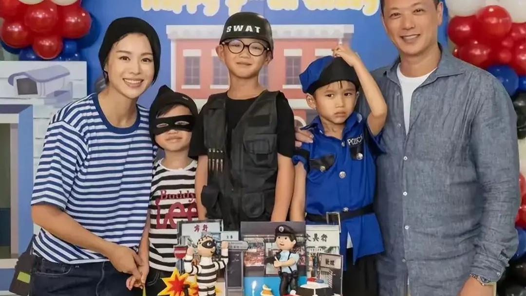 胡杏儿谈老公夜店搂妹，表情管理失控，中年夫妻貌合神离全靠演技