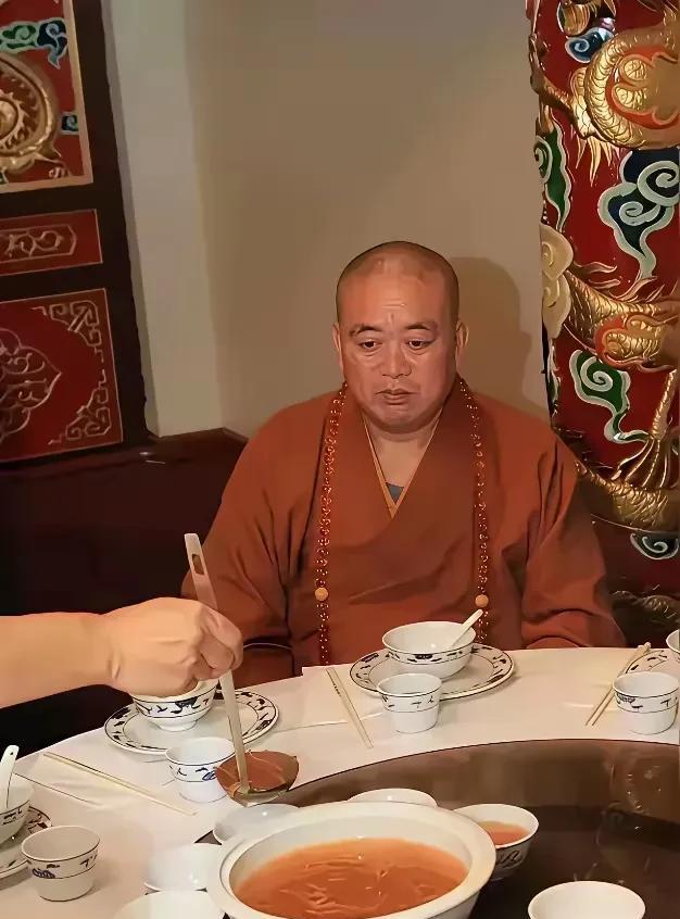 一副苦海仇深的模样，
是嫌弃伙食不好吗？