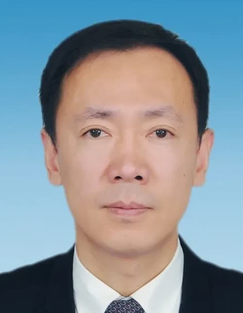 李冬：学历与实干并行的仕途典范