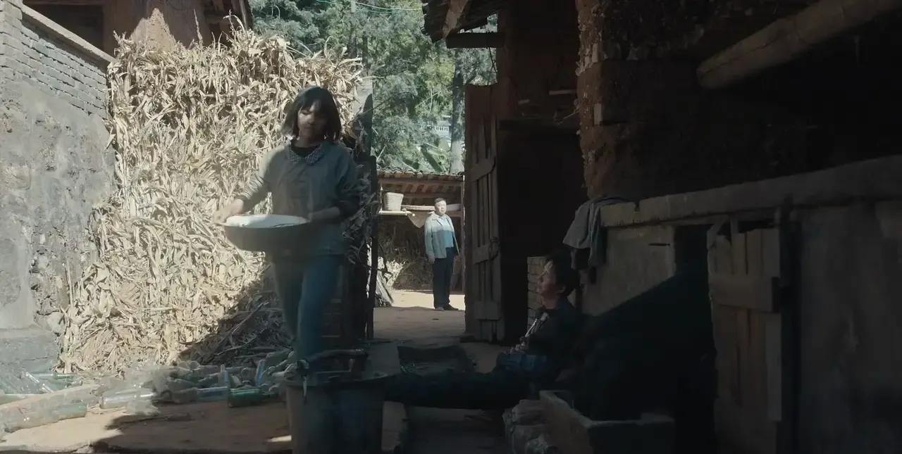 有网友质疑，张桂梅的华坪女中毕业生很少考上985，大部分是普通本科甚至大专，根本