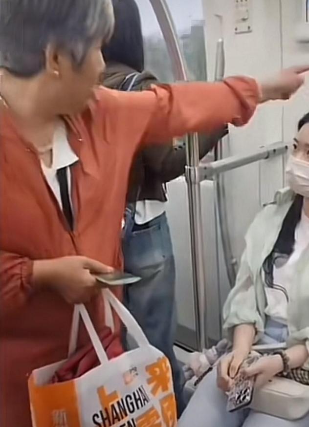 “别碰我，别压着我！”  年轻女子气愤地喊了出来。  事情发生在最近的地铁上，一
