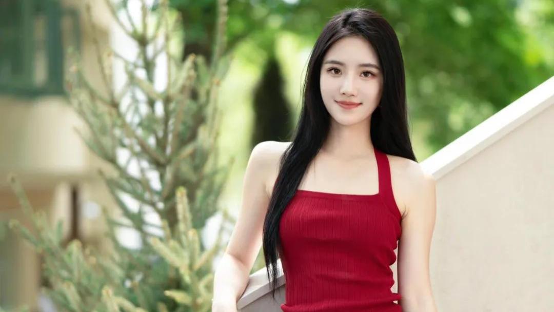 牛仔裤吊带衫小姐姐街边拍照，8个简单动作，显瘦显腿长，自信又漂亮，拍出好身材
