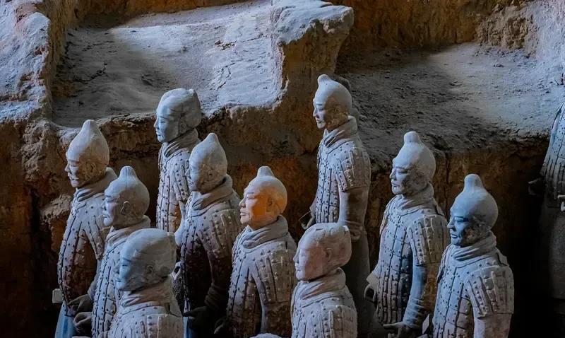 秦国灭亡后没人复国，主要有两个原因。一是秦宗室几乎死光。秦始皇死后，秦二世杀兄弟