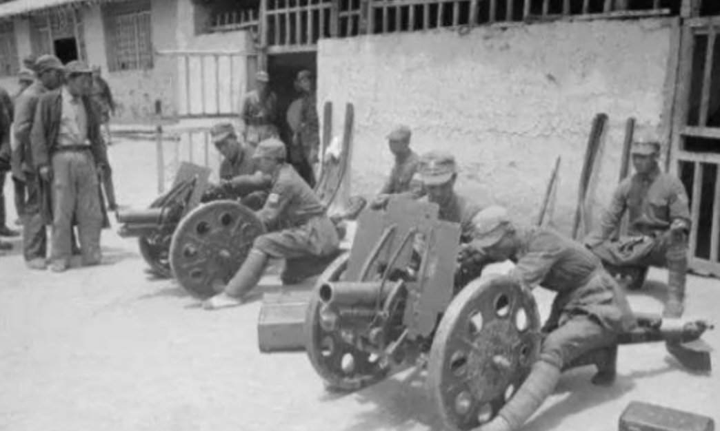 1945年，河南一烟铺捉了个日本人，一小伙赶来看热闹，在村口还邀请4个人一起去，