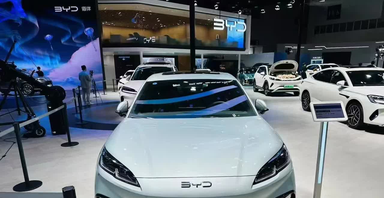 本来看中了是比亚迪海豹06的。因为最近比亚迪降价得太厉害了。6万多就可以买到了。