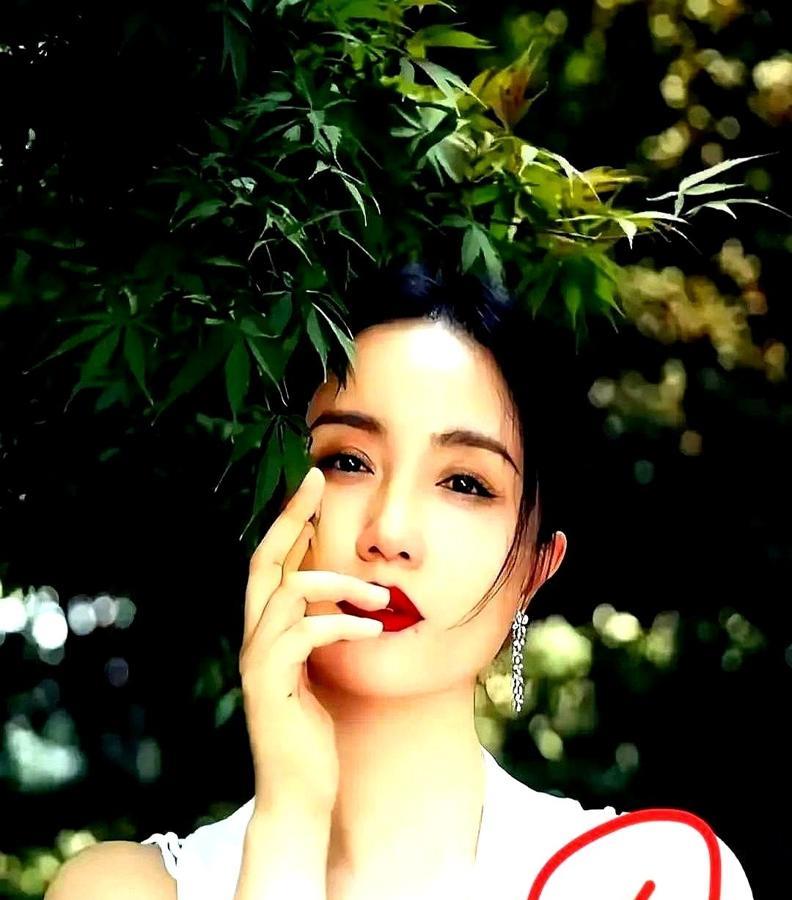 这辛柏青翻旧物翻出个连续剧啊！94年李乃文给朱媛媛写贺卡，人家背面补了句“醋坛子