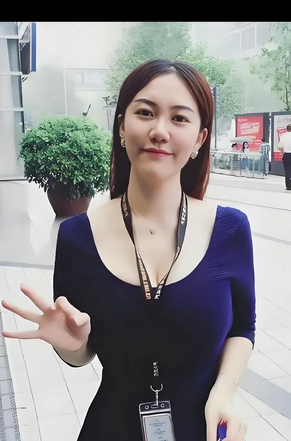就算被骗了20亿又怎样？50岁的年龄差，娇妻这身材还一流，胸那么大，腰那么细！还