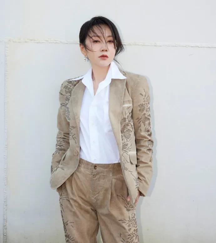 #闫妮# 谁能想到闫妮和易烊千玺竟在节目里组起“二表姑”亲戚局！闫妮一开口，地道