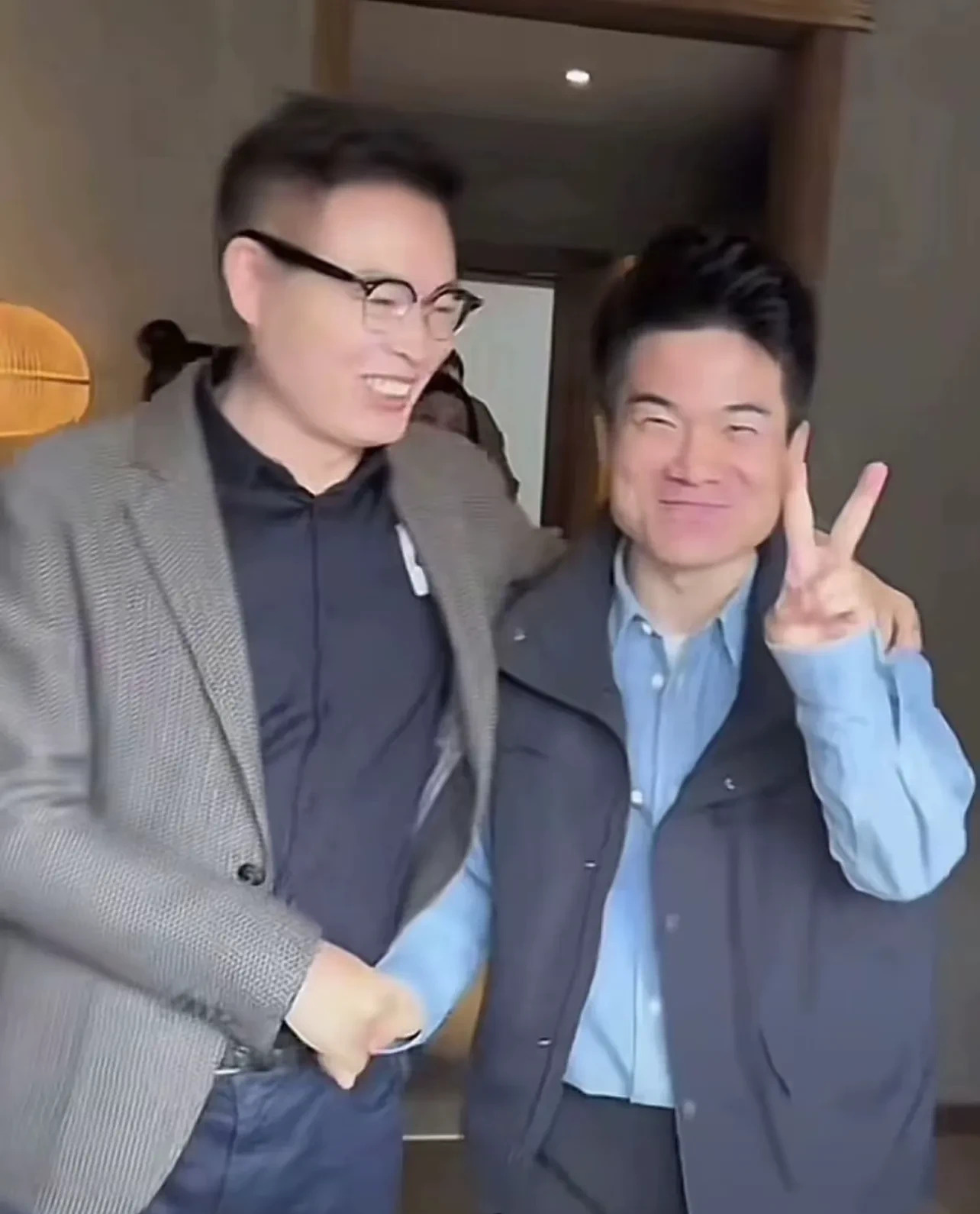 董宇辉托麦家带笔给英国亲戚











这究竟是什么样的笔？竟然值得董