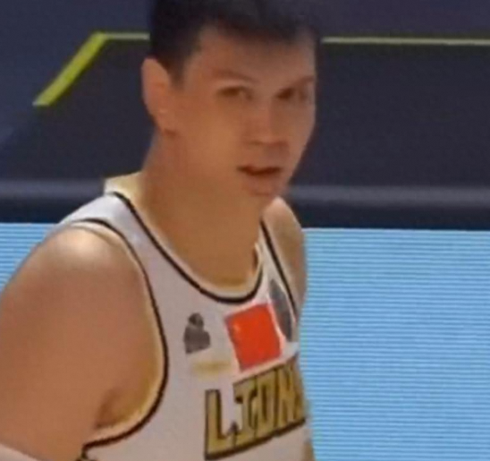许钟豪发力对抗阿拉基 后者疑似脱臼赛事堪忧