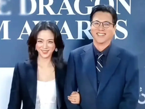 汤唯老公金泰勇的脸都快笑烂了，他的神态和肢体动作都在表明他爱惨了自己的老婆！
