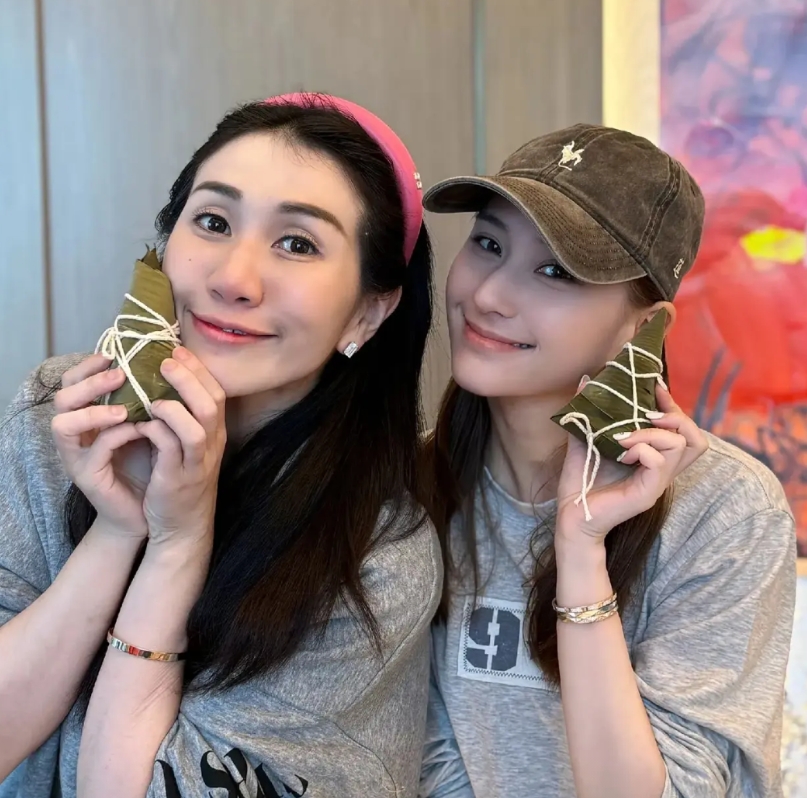 何超莲和四房何超盈在一起过端午，她俩关系居然这么好！真的是没想到，毕竟豪门同父异