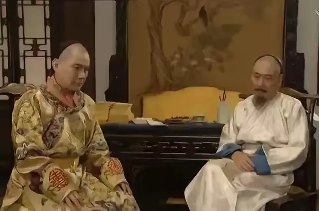 “康熙36年， 亲征噶尔丹回京的康熙，虽然大胜归来，但他内心却是十分愤怒，先是处