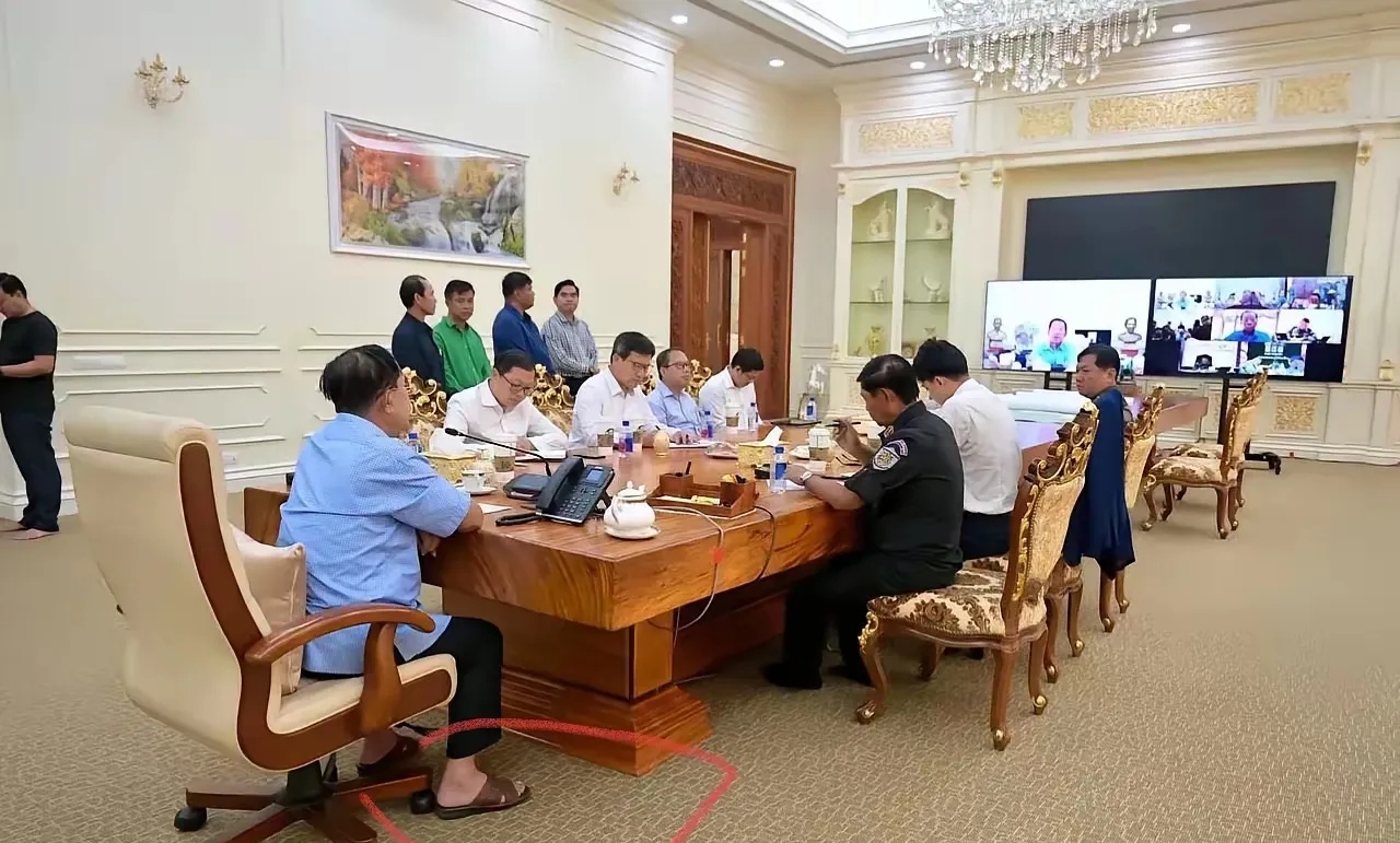 依旧没有豪华气派的场面。



自己就是穿了一双拖鞋就来开会了，说明他这个人很随