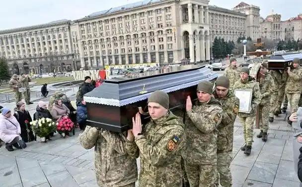 当地时间17日，俄向乌克兰移交1000具士兵遗体，乌向俄移交19具。
1000：