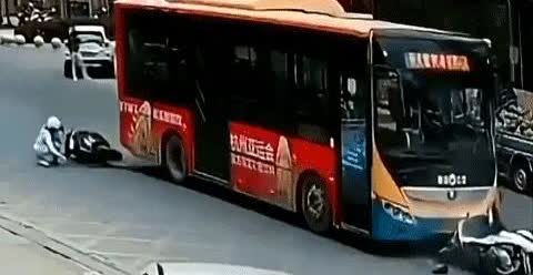 前后夹击，

这运气也没谁了，

但凡少跟车一米都撞不上。跟在大车后面真
