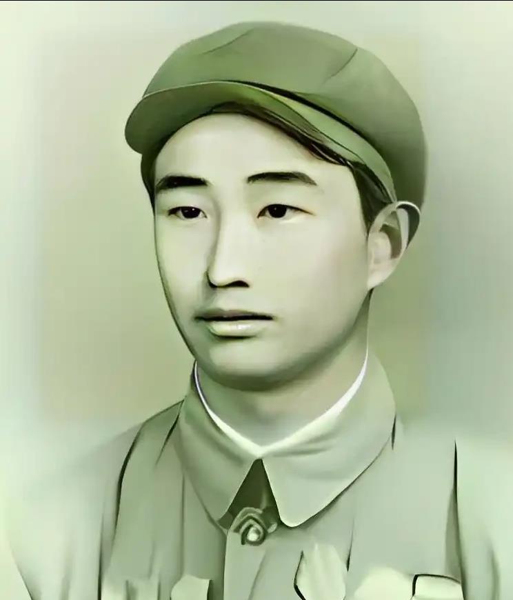 1943年，日军空袭时，18岁战士宋岭春仰面躲在草丛里，看飞行员探头出来，当敌机