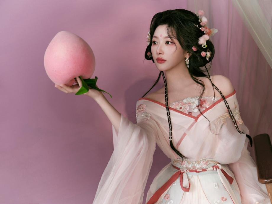 折腰团综里孔雪儿抱水蜜桃道具穿汉服，白衣衬得她身姿窈窕，这造型把 “邪恶水蜜桃”