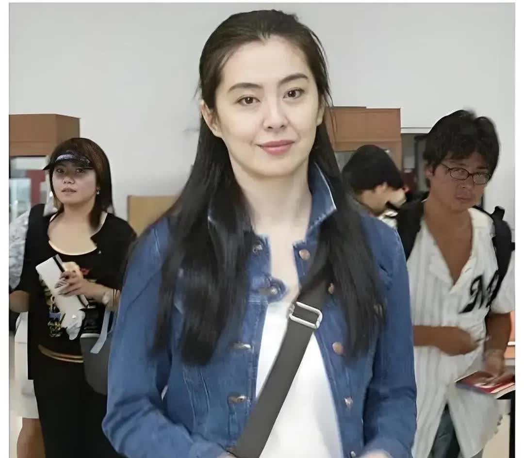 “岁月不败美人！”
真正的美从不是单靠皮囊，
而是骨子里的气质、沉淀的内涵。