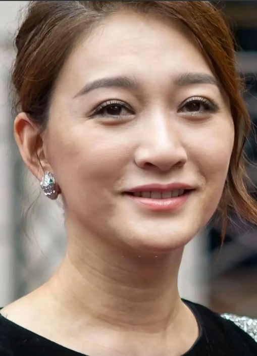 太离谱了
李小冉真的太让人意外了
之前我还不信49岁的李小冉，看着年轻漂亮，那是