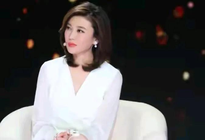 李红和桑晨，不管是颜值，气质，身材，主持能力，是不是李红都比桑晨更优秀呢？你更喜