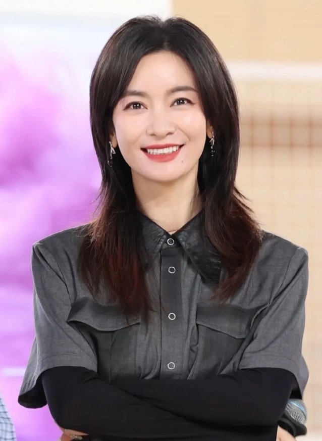 我问我闺蜜，你觉得李晟会是今年浪姐的总冠军吗？

闺蜜毫不迟疑地说，绝对不可能，