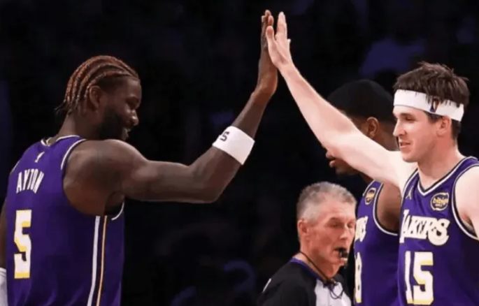 NBA杯小组赛湖人主场对阵独行侠的比赛已经结束。全场战罢，湖人以129-119战