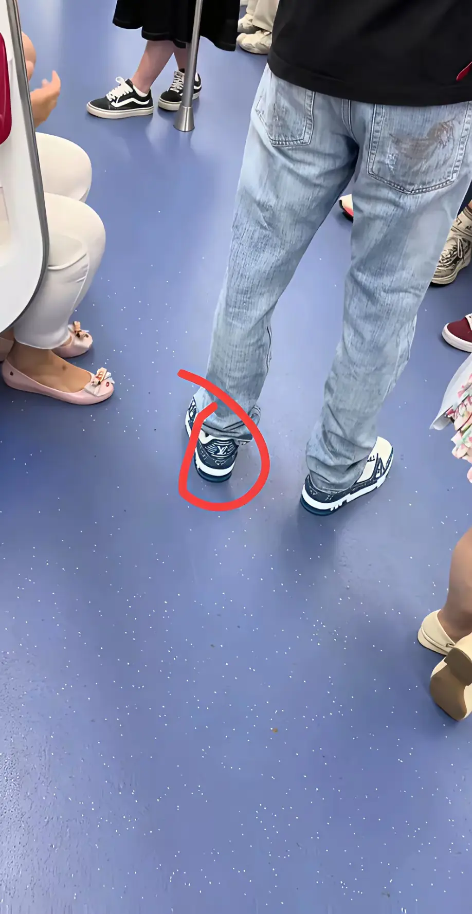 这是哪家少爷无聊，坐地铁来了