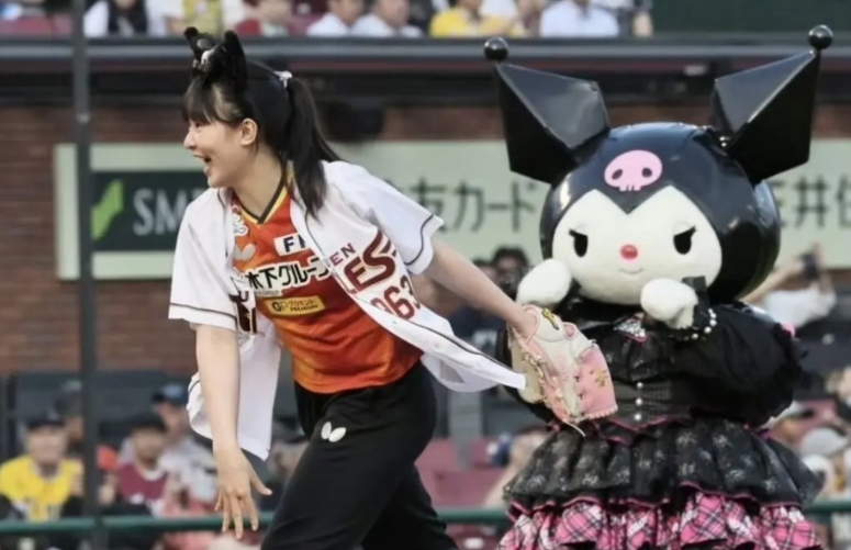 下周一，张本美和就要满17岁了。

因为人气高、形象亮眼，她今天受邀出现在日本职