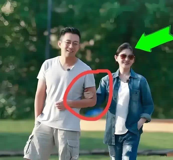 看了大s摄影师的发图，
才发现大s的两段婚姻，
过得完全是相反的人生！第一段