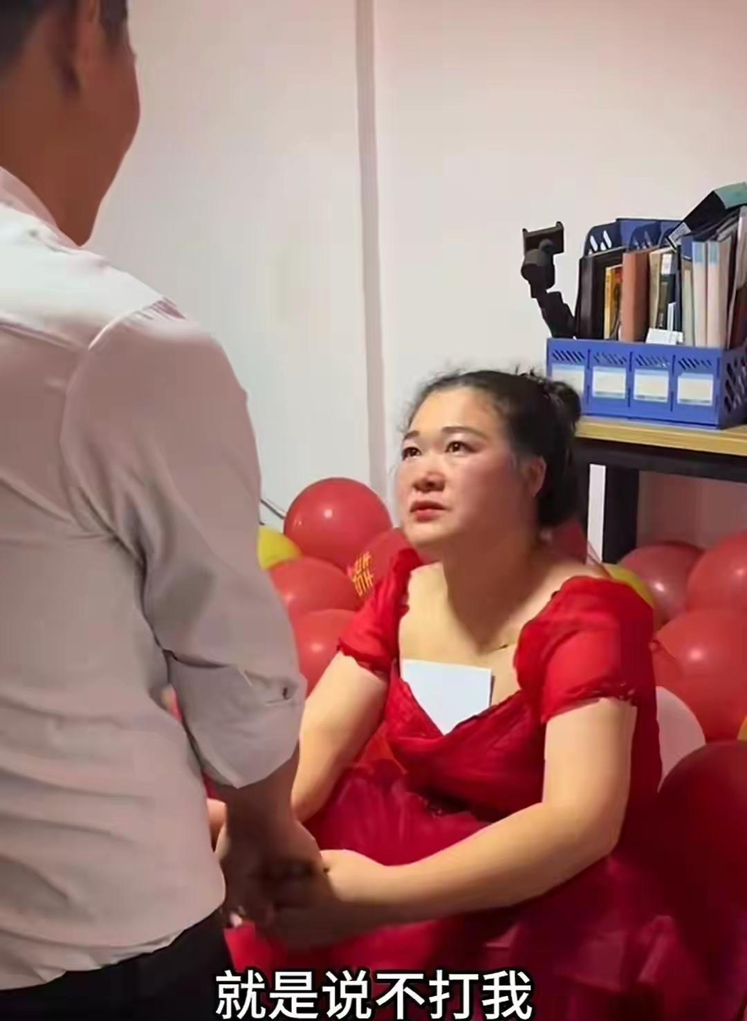 风扇姐小玉结婚了，她的要求很低，婚后不打她不骂她就行了，看来小玉被上一段婚姻伤得