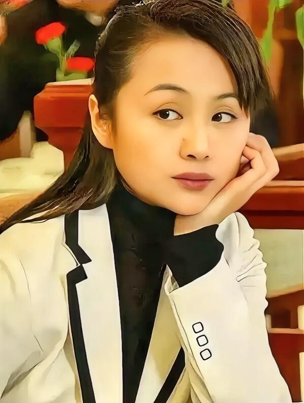 我发现曹颖的眼睛和陶虹的很像，她们眼睛上面的褶子比普通人要深的多，好像这种样子的