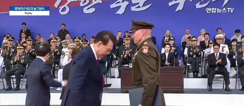 尹锡悦自作自受被抛弃











真是活久见！一国总统在自己地盘上，竟
