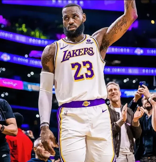 有惊无险！湖人108–102击败快船，给双方球星的表现评分如下：

裁判，6.6