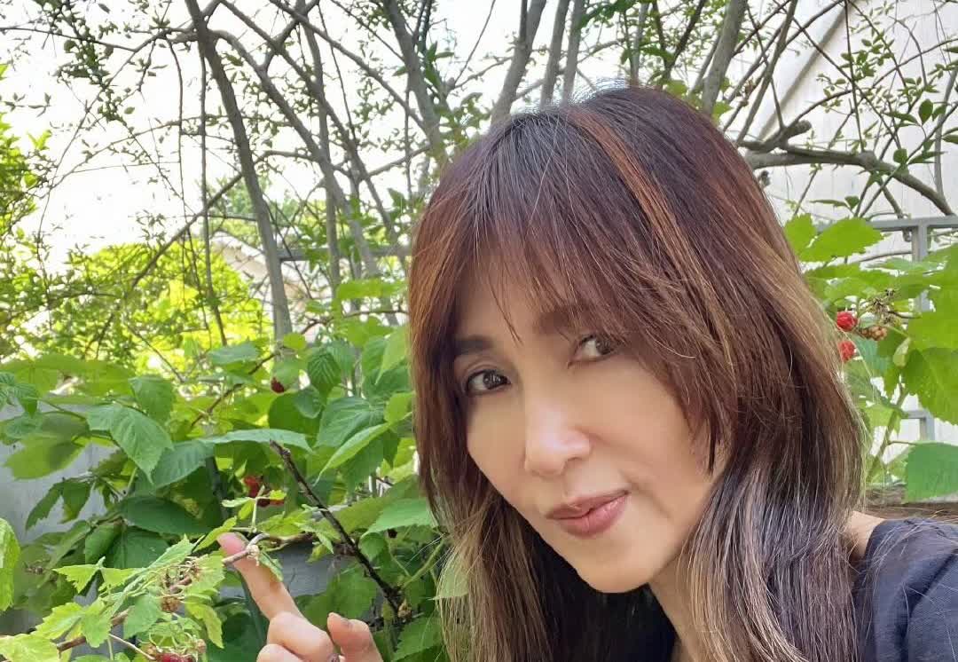 55岁工藤静香罕见晒自家院子的果实🍒
被她家的院子惊到了！不少网友在评论区留