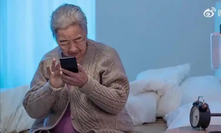 老人手机被扣费九十八万部



手机默默扣钱？98万老人被坑！快查查你的账单！现